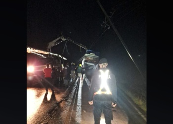 Camión se llevó puesto un poste de alta tensión y dejó sin luz a gran parte de 25 de Mayo