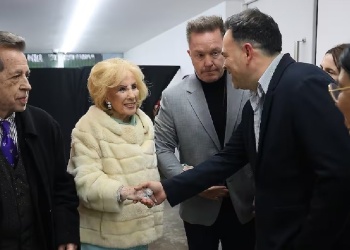 Importantes figuras visitaron la muestra del misionero Andrés Paredes en Buenos Aires