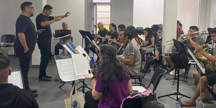 NOCHE DE GALA. Los integrantes de la Banda de Música Municipal se preparan para celebrar sus 139 aniversario con un gran concierto en el Vicente Cidade.