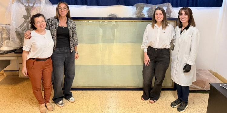 RESGUARDAR EL PASADO. El equipo de restauración del Juan Yaparí y autoridades de la Secretaría de Cultura recibieron la histórica insignia patria.