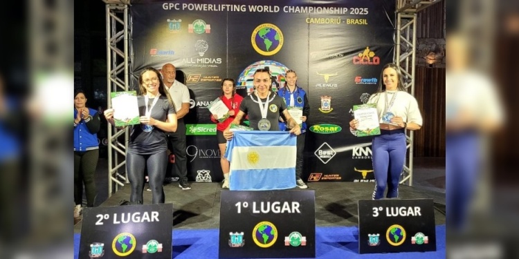 IMPACTANTE. La posadeña Carina Chávez metió cuatro récords mundiales en Camboriú y posó orgullosa con la bandera Argentina en el Mundial de Powerlifting.