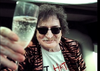 “Navidad con Charly”: Posadas celebra al genio del rock nacional