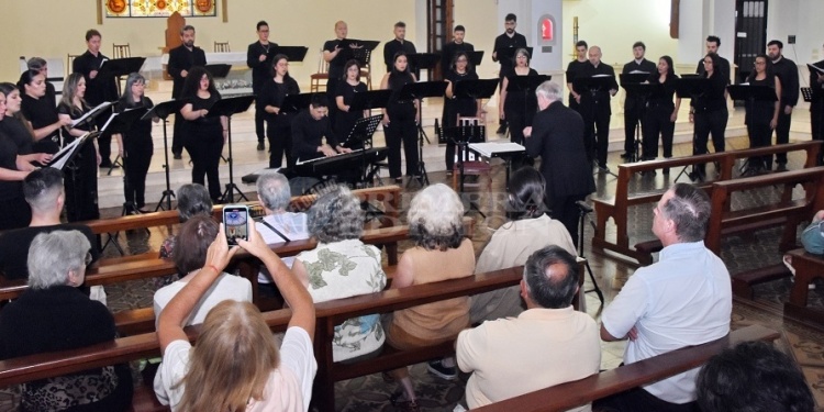 VIAJE MUSICAL. En el marco del ciclo “Música del Parque en los Barrios”, el Coro del Parque del Conocimiento, brindó su espectáculo denominado “Del Barroco al Siglo XX” en la Catedral de Posadas. El elenco continuará realizando distintas presentaciones.