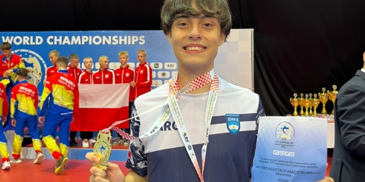 ALEGRÍA. D’Amico y la medalla dorada obtenida en lucha por equipos.