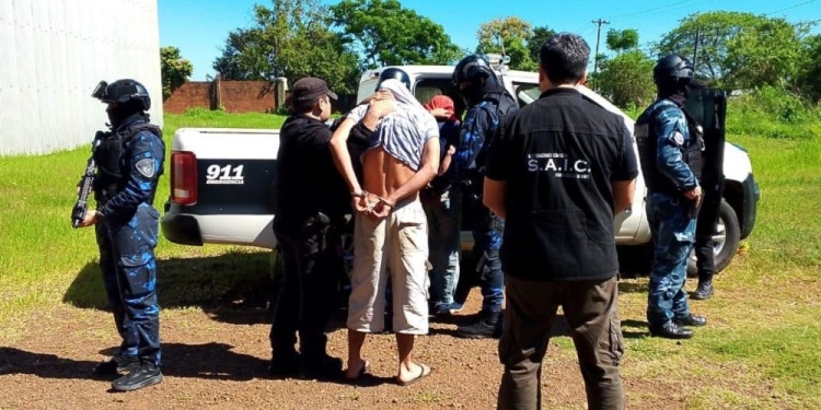 SIN TIEMPO A NADA. La policía rodeó el galpón, ingresó y tras reducir a los sospechosos rescataron a una de las niñas.