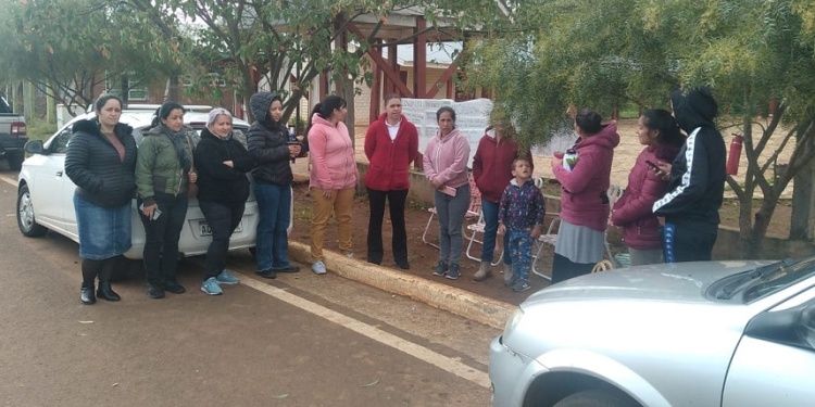 SENTADA. Las madres comenzaron ayer una sentada y, anticiparon, que seguirán hasta tener respuesta del CGE.
