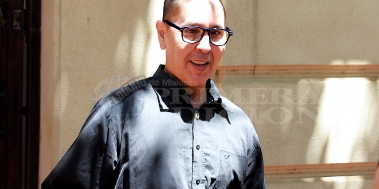 CAMBIO DE IMAGEN. Nelson Orlando De Menes se retira sin esposas del TP-1 y sonriente con el fallo a su favor.