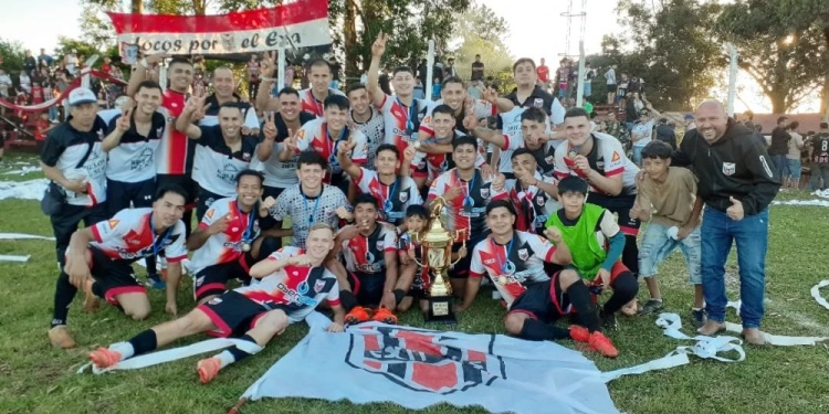 PURA FIESTA. Ex Alumnos 185 volvió a ganar en la revancha y levantó la copa.