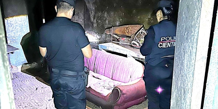 PERICIAS. Los uniformados hallaron una hebilla de la víctima bajo el sillón y un trofeo con manchas que serían de sangre.