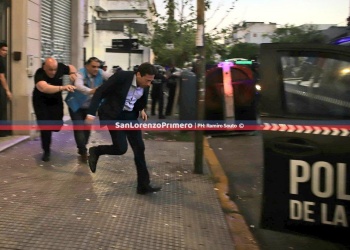 Incidentes en San Lorenzo: Moretti fue insultado por los hinchas y se fue en una camioneta de la Policía