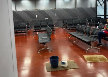 Goteras en la sala de espera del Aeropuerto de Posadas