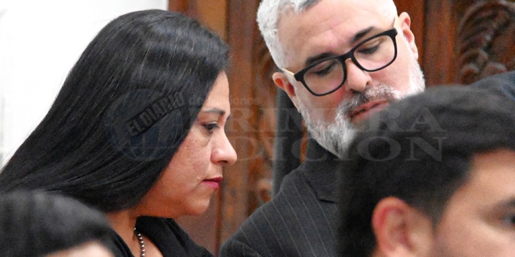 LOURDES BEATRIZ TABÁREZ. La oficial de la comisaría Decimotercera dialoga con su defensor oficial Mario Ramírez.