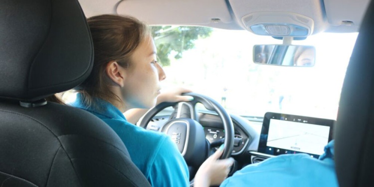 IMPULSO. La capacitación en normas de tránsito y conducción de vehículos, por ahora en el secundario, es clave para formar a los futuros conductores ante una realidad compleja.