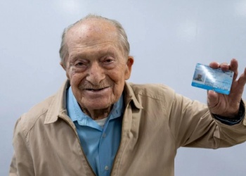 Récord: le renovaron la licencia de conducir a un hombre de 100 años