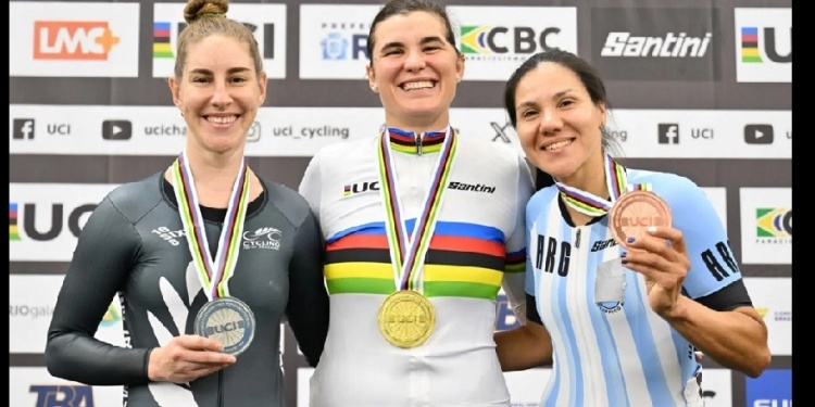MARIELA ES DE BRONCE. La misionera feliz con la medalla y la camiseta Argentina en Río junto a la italiana Claudia Cretti y la neozelandesa Nicole Murray.