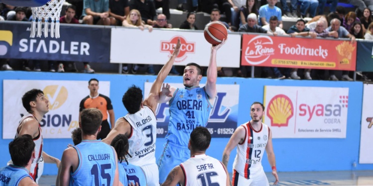 CARTA DE GOL. Will Vorhees fue clave en la pintura y aportó 19 puntos.