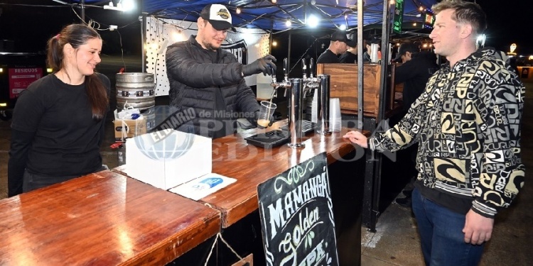 UN BRINDIS POR EL ENCUENTRO. Una gran afluencia de público se dio cita anoche en la nueva edición de la OktoberFest 2025 que se celebró en Posadas.