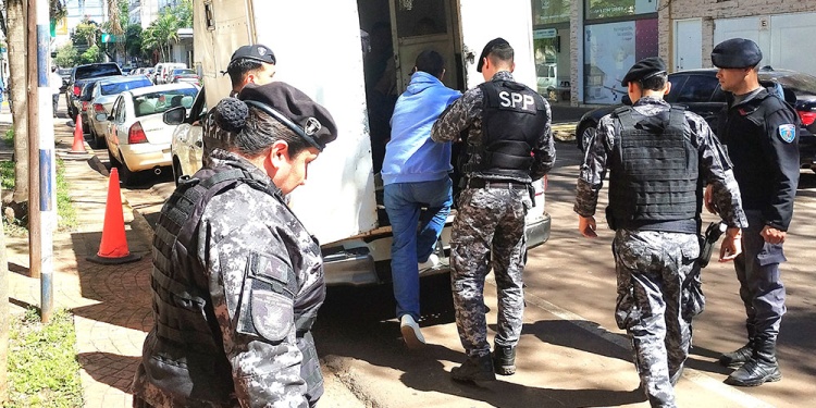TRASLADO Y CUARTO INTERMEDIO HASTA EL LUNES. Nelson Orlando De Menes (51) rumbo a la UP-6 rodeado por agentes especiales del Servicio Penitenciario Provincial.