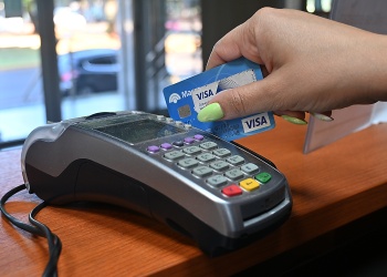 Aumentó 55% el endeudamiento con tarjetas de crédito en Argentina: ¿en qué puesto están los misioneros?