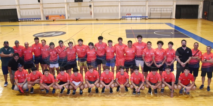 LISTOS PARA COMPETIR. El plantel del Seleccionado M-17, junto al staff técnico, fue presentado ayer en las instalaciones del CePARD, en Posadas.