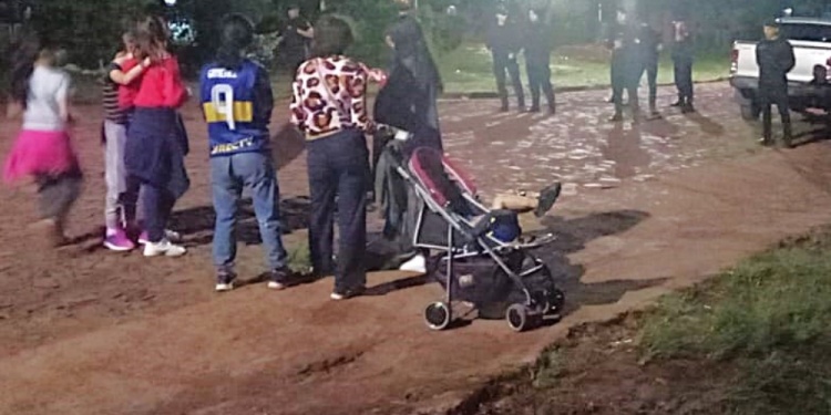 INCERTIDUMBRE. Anoche la policía custodiaba la vivienda donde residía el menor.