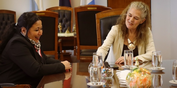 LA PRESENTACIÓN. Rosanna Pía Venchiarutti Sartori junto a Cynthia Petcof.