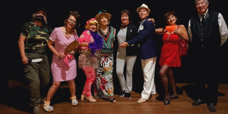 GRAN ELENCO. Adultos mayores del IPS subirán a escena para presentar “La Máquina de Amar”.