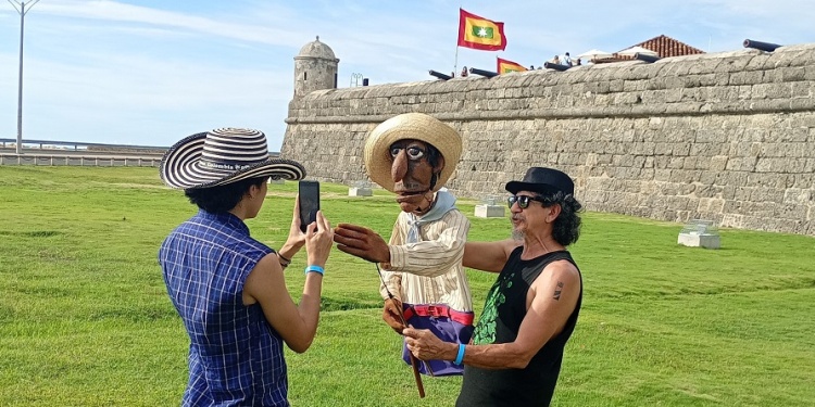 UN POCO DE TÍTERES Y CAFÉ. Kossa Nostra continúa con su gira por Colombia llevando toda la magia de los títeres a distintos festivales y encuentros artísticos.
