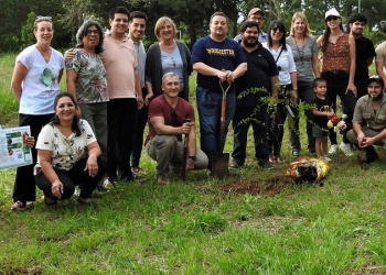 50 años de la carrera de la Licenciatura en Genética: Plantaron árboles por el cincuentenario