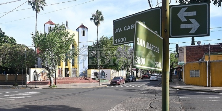 ESQUINA TRADICIONAL. Anteriormente la parroquia era una capilla que estaba frente a la cancha del Club Brown.