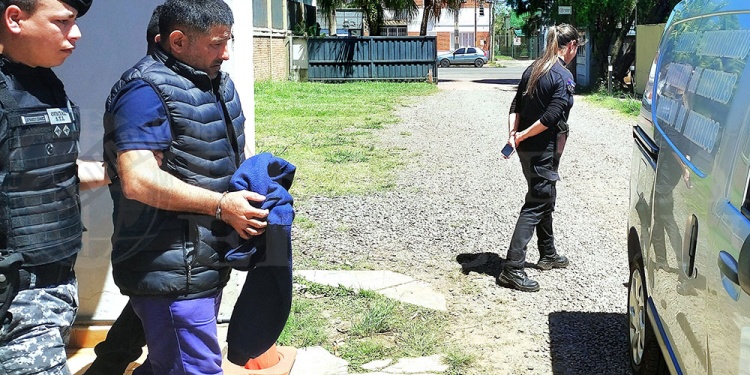 CAMBIO DE DESTINO. Fleitas es escoltado a la camioneta del Servicio Penitenciario Provincial con rumbo a la Unidad Penal I.