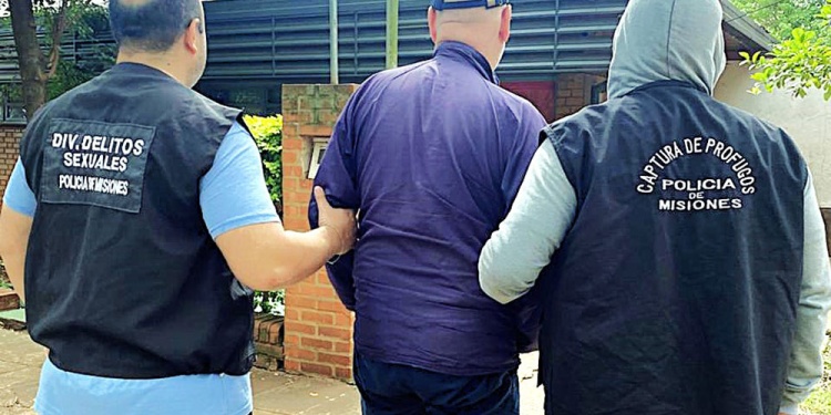 VILLA CABELLO. El sospechoso es llevado esposado hacia su alojamiento en la Comisaría de la Mujer Oeste a disposición judicial.