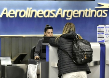 Asambleas de pilotos afectan a casi un centenar de vuelos de Aerolíneas Argentinas