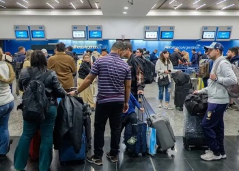 Advierten por demoras y cancelaciones masivas de vuelos por asambleas de pilotos en Aeroparque