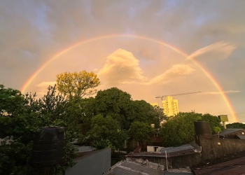 Tras la lluvia, un arcoíris iluminó el cielo de Posadas
