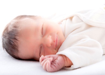 ¿Tu bebé duerme seguro? Las 5 claves de los pediatras que todos los padres deben conocer