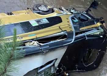 Un colectivo con 50 pasajeros chocó contra un auto y cayó al Arroyo Yazá