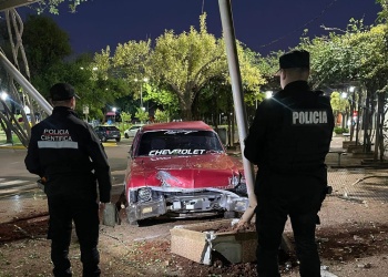 Conductor huye tras estrellar su auto en San Vicente