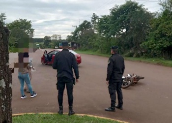 Motociclista hospitalizada tras chocar contra un auto