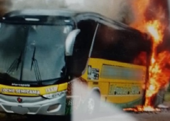 Pozo Azul: un colectivo se prendió fuego sobre ruta Provincial 17, pero no hubo lesionados