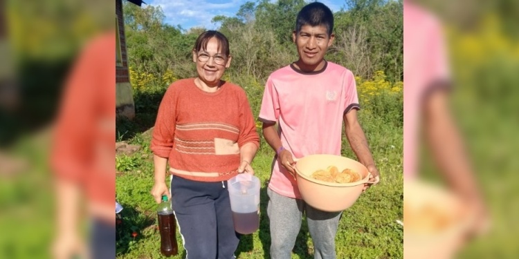 VOLUNTARIOS. Marga y Cristóbal en plena tarea.