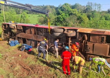 Colectivo despistó y volcó en Garuhapé: más de 40 lesionados de distinta consideración