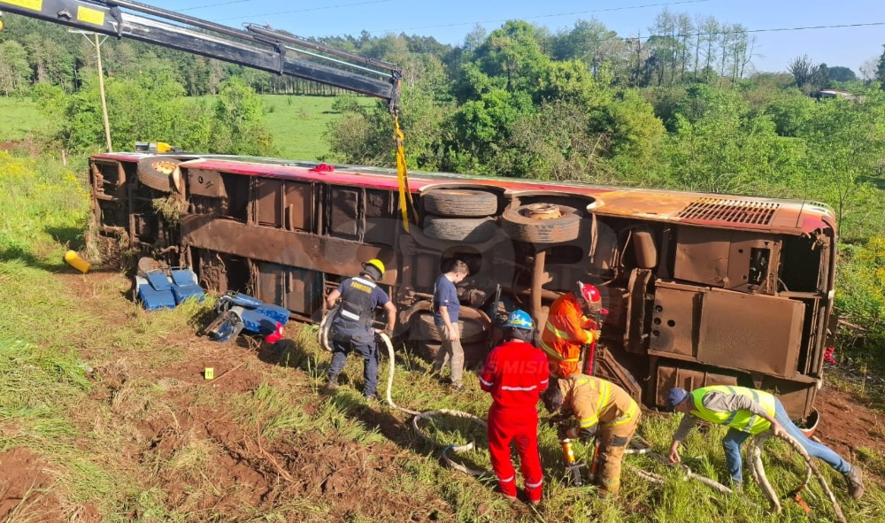 Colectivo despistó y volcó en Garuhapé: más de 40 lesionados de distinta consideración