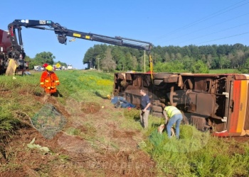 Colectivo despistó y volcó en Garuhapé: más de 40 lesionados de distinta consideración