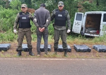 Se tiró de una Trafic para evitar ser detenido: tenía casi 200 kilos de marihuana