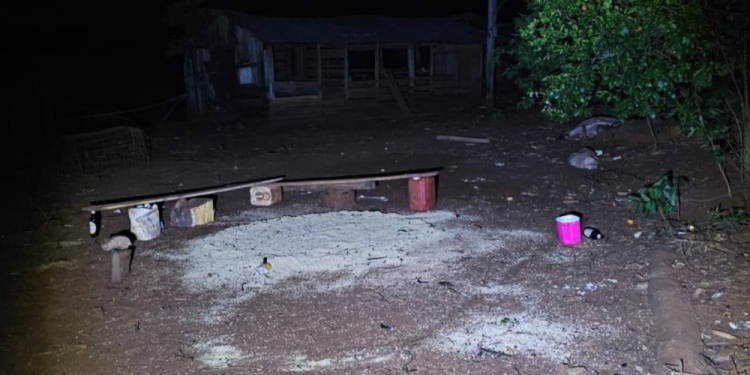 ESCENA. Sentados en una tabla se encontraban en una ronda de tragos.