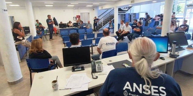 INCERTIDUMBRE. Desde que asumió, el Gobierno impulsa un avance contra la estabilidad de los estatales.