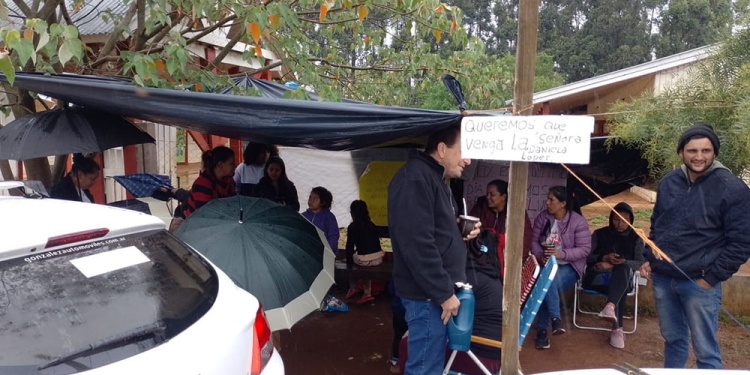 LUCHA. A lo largo de los tres días de sentada se fueron sumando más padres a la medida de protesta.