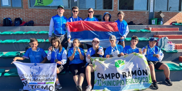 EL EQUIPO DE ATLETISMO. Los ganadores en atletismo con sus medallas, tras una fructífera tarde en Mar del Plata. (Fotos C.Olivera Schuster).
