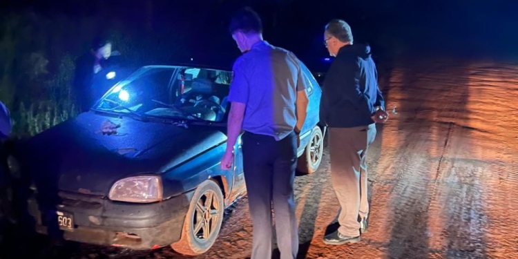 AVENIDA SAPUCAY. El Renault Clio fue ubicado el jueves a las 22 con el conductor inconsciente con un tiro en la cabeza.